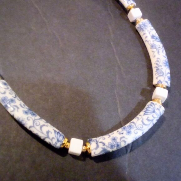 Vintage Blue and White Floral Print Curved Bar Necklace Signed Japan - Picture 3 of 4